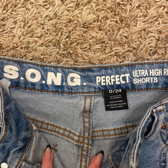 song medium wash jean shorts size 0 - Picture 2 of 3